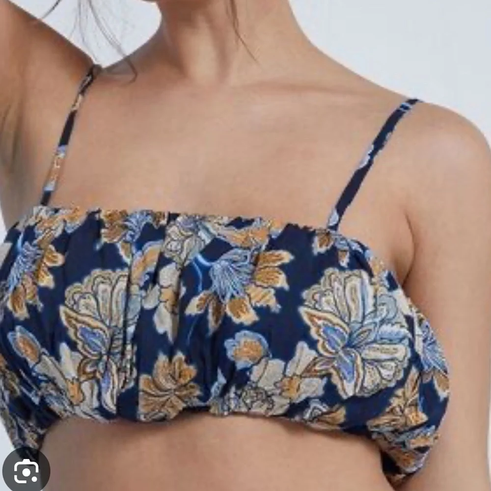 New! MINKPINK Quinn Navy Floral Crop Top 51585